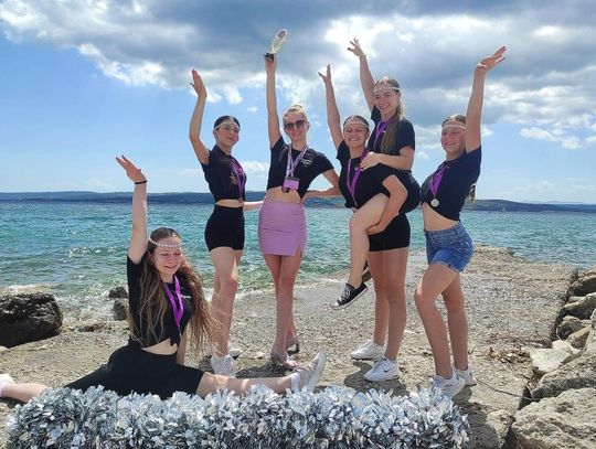 Dziewczyny z zespołu Re-fleks z Krośnicy z medalami na zawodach w Chorwacji
