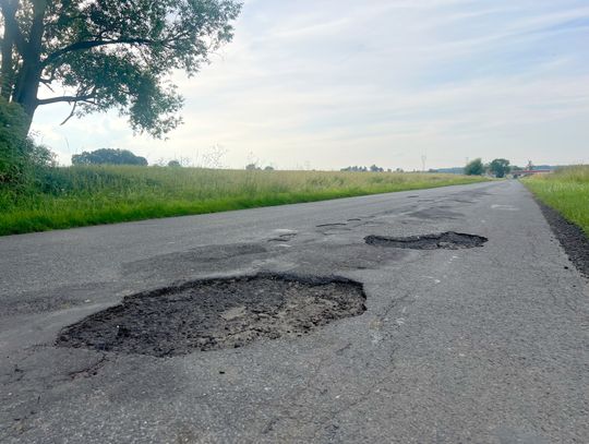 Dziurawe drogi powiatu strzeleckiego to zmora kierowców. Co z naprawą?