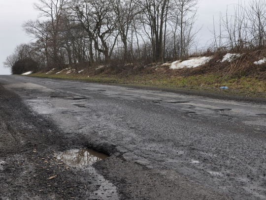 Dziurawe drogi w gminie Leśnica. Większych remontów nie będzie!