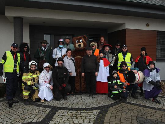Wodzenie niedźwiedzia w Krośnicy. Ber i wesoła ekipa wędrowali po całej wsi Wodzenie niedźwiedzia w Krośnicy. Ber i wesoła ekipa wędrowali po całej wsi