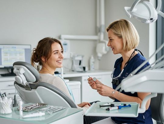 Estetyczne wypełnienia kompozytowe - jak współczesna stomatologia odbudowuje zniszczone zęby?