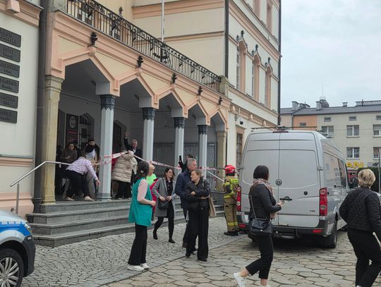 Ewakuacja w strzeleckim ratuszu. Urzędnicy znaleźli groźną przesyłkę