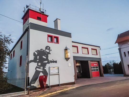 Fasada Domu Strażaka w Krośnicy została odnowiona