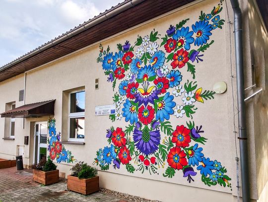 Mural ze wzorem opolskim ozdobił Staniszcze Małe