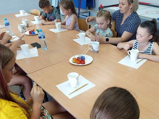 Ciekawe warsztaty w Dziewkowicach. Dzieci malowały na porcelanie