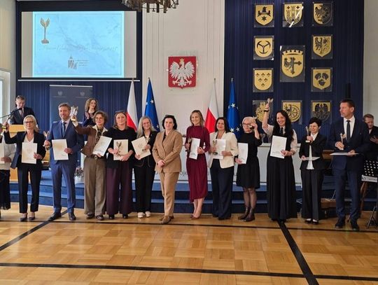 Pedagodzy z powiatu strzeleckiego docenieni za swoją pracę i pomysły