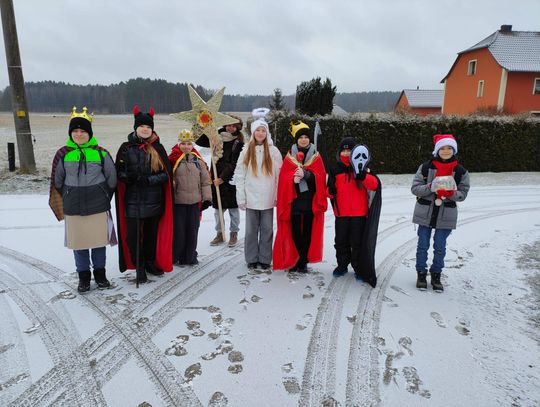 Kolędnicy na ulicach Staniszcz Małych. Piękna tradycja wciąż żywa