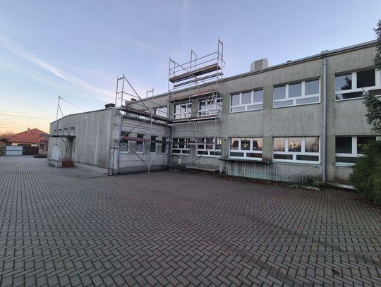Dwie szkoły w gmnie Ujazd przejdą termomodernizację. Prace za ponad 4 miliony