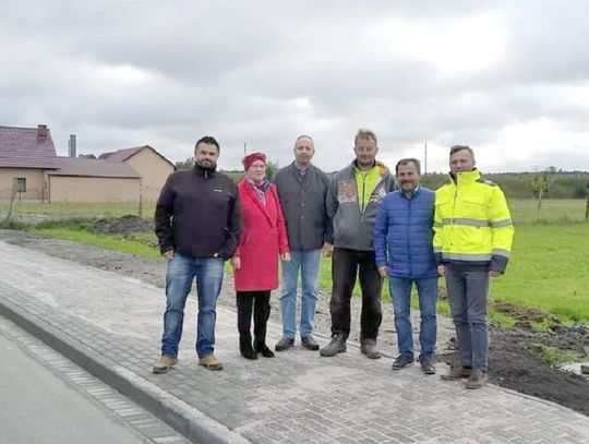 Gmina Kolonowskie. Droga i chodnik są już gotowe, choć łatwo wcale nie było