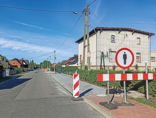 Gmina Kolonowskie remontuje i buduje chodnik przy drodze powiatowej