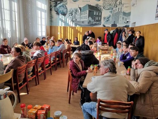 Gmina Ujazd przyjęła 50 uchodźców z zaprzyjaźnionego klubu. Czy wszyscy tu zostaną?