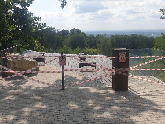 Taras na Górze św. Anny zniszczony przez wandali nie będzie otwarty w tym roku?