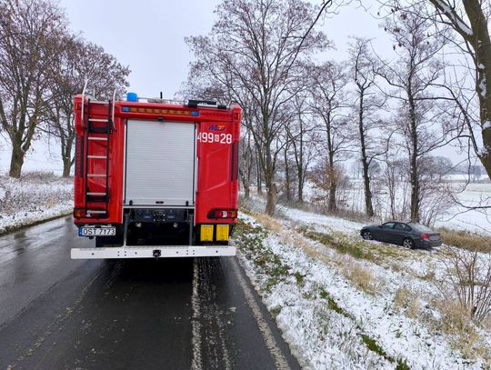 Groźne dachowanie na pograniczu województw. Pogoda nie sprzyja kierowcom