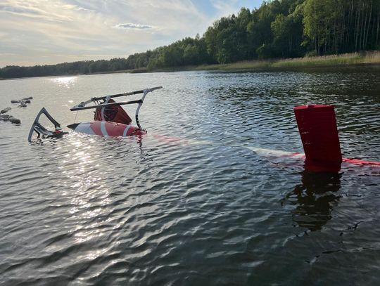 Helikopter Lasów Państwowych spadł do jeziora. Nabierał wodę do gaszenia pożaru