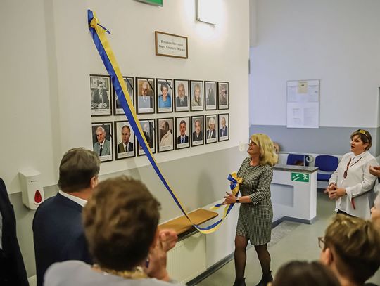 Honorowi obywatele na ściance ratusza. Gmina Strzelce stworzyła galerię zasłużonych