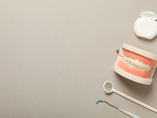 Implanty stomatologiczne – fakty i mity o dyskomforcie po zabiegu wszczepienia