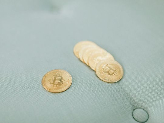 Jak analiza techniczna i fundamentalna wspiera inwestycje w kryptowaluty