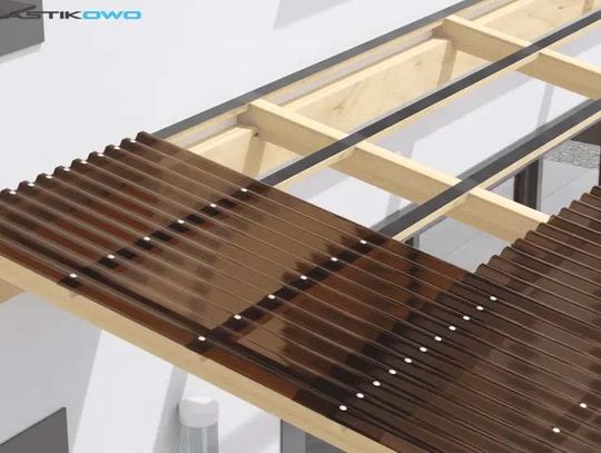 Jak dobrać grubość i kolor płyty poliwęglanowej do zadaszenia?