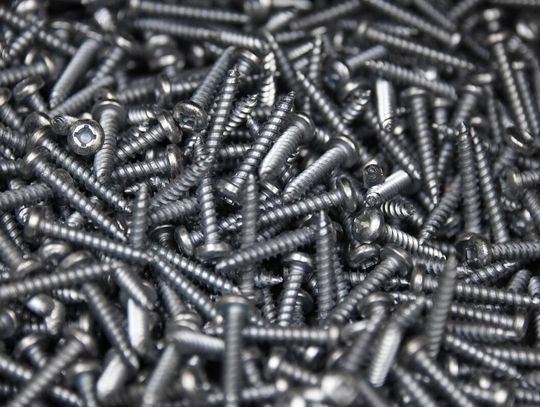 Jak odkręcić zapieczoną i zardzewiałą śrubę? Skuteczne metody dla majsterkowiczów