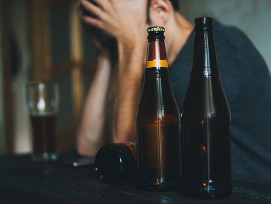 Jak przerwać ciąg alkoholowy? To kilka sposobów na pozbycie się uzależnienia