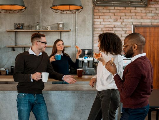 Jak wspólna przerwa na kawę przekłada się na atmosferę w biurze?