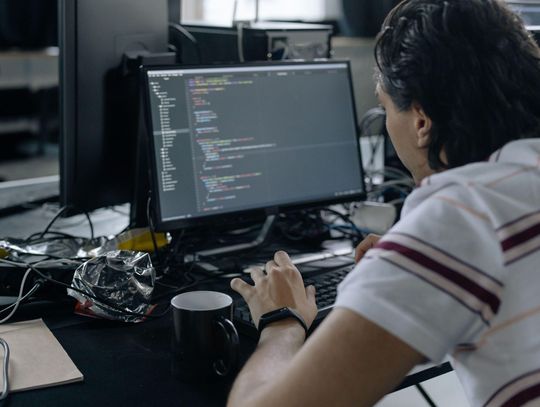Jak wybrać pierwszy kurs PLC i od czego zacząć naukę automatyki?