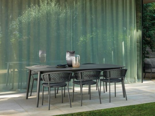 Jak wykorzystać włoskie meble ogrodowe do urządzenia domku narzędziowego?