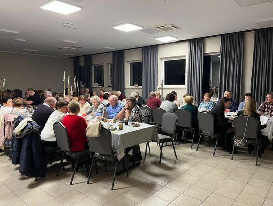 Seniorzy przy adwentowym stole. Miłe spotkanie w Jaryszowie Seniorzy przy adwentowym stole. Miłe spotkanie w Jaryszowie