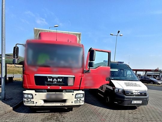 Jechał autostradą z niebezpieczną usterką. To nie był jedyny problem