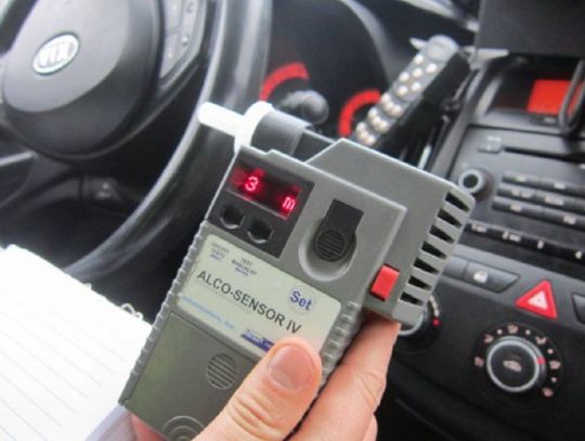 Jechał całą drogą, zatrzymał go mieszkaniec. Motorowerzysta był pijany