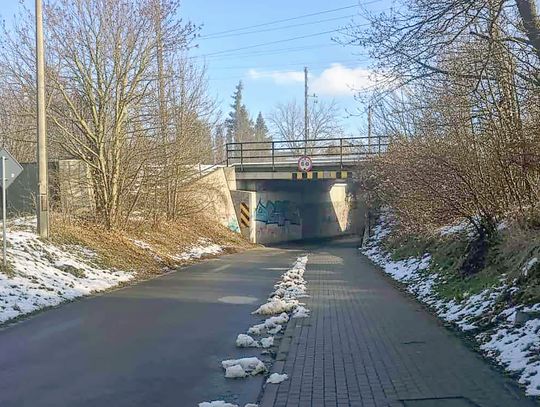 Jest nowe rondo, a dalej są zatory. "Ta droga musi być jednokierunkowa?" Jest nowe rondo, a dalej są zatory. "Ta droga musi być jednokierunkowa?"