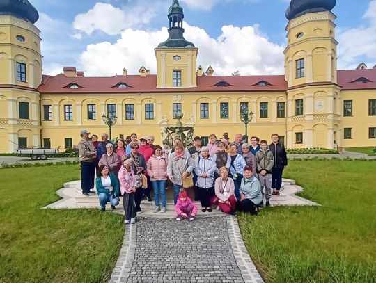 Seniorzy z Piotrówki na wspólnej wyciecze. Odwiedzili pałac w Żyrowej