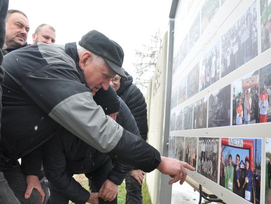 Kalinowice zyskały wyjątkową tablicę pamiątkową. Pokazuje historię wsi