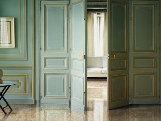 Kamień w dużym formacie. Kiedy warto postawić na slaby zamiast płytek?