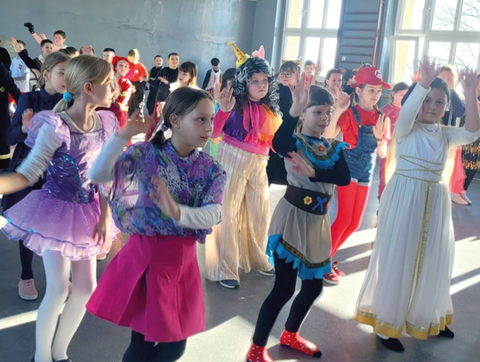 Karnawałowy bal w szkole w Żędowicach przeniósł dzieci do świata bajek