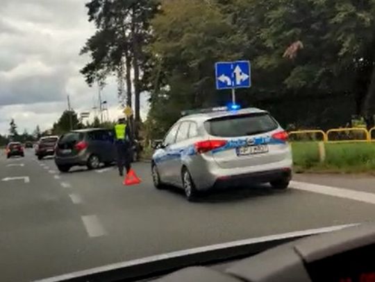 Kierowca opla rozbił auto o bariery przy głównej drodze w Strzelcach Opolskich