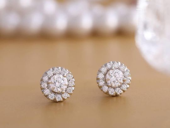 Kolczyki z diamentami dla kobiet, które kochają się wyróżniać