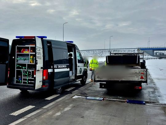 Koło odpadło z przeciążonego auta dostawczego. Wjechała w nie ciężarówka!