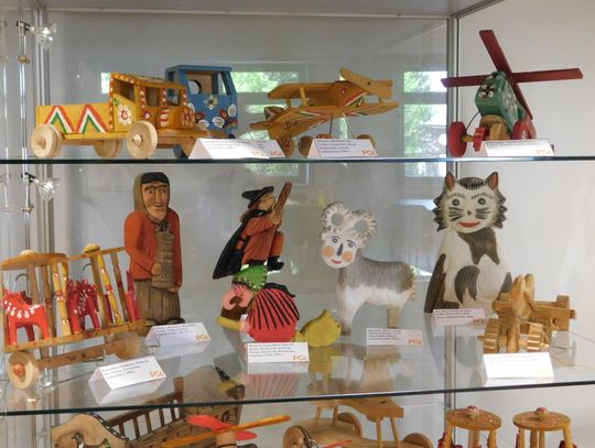 Konie na biegunach i czarownice. W PCK można oglądać zabawki etnograficzne