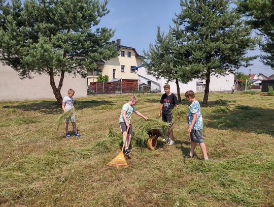 Kosili łąkę kwietną w Kadłubie. Do prac włączyli się młodsi i starsi