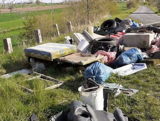 Zwały śmieci przy drodze w Mokrych Łanach. Wiemy, skąd się tam wzięły