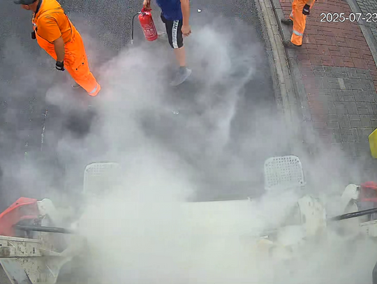 Ktoś wyrzucił telefon do śmieci. A ten się zapalił i spowodował pożar