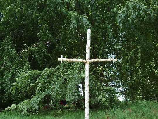 Ktoś zniszczył krzyż w Nogowczycach. Dwóch mieszkańców postanowiło go naprawić