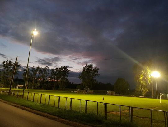 Lampy, płot, potem trybuny. Boisko zmienia się dzięki społecznikom