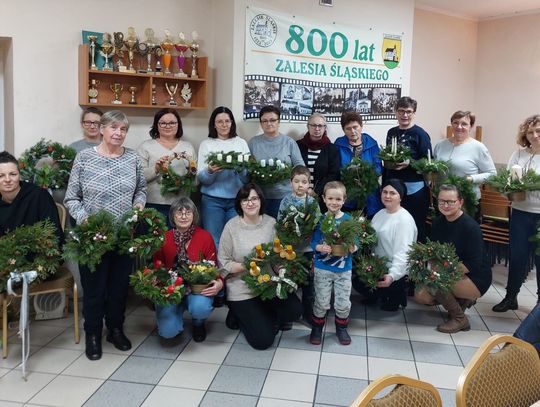 Coraz bardziej czuć święta. Panie z Zalesia Śląskie stworzyły piękne wieńce Coraz bardziej czuć święta. Panie z Zalesia Śląskie stworzyły piękne wieńce