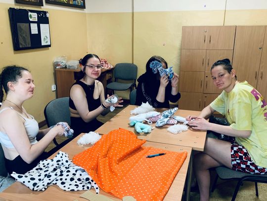 Dziewczyny z ośrodka w Leśnicy uszyły maskotki dla małych pacjentów szpitala