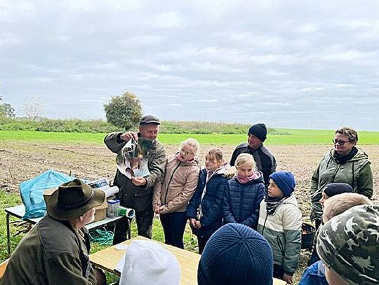 Leśna lekcja przyrody. Uczniowie z ZPO w Suchej na ciekawym spacerze