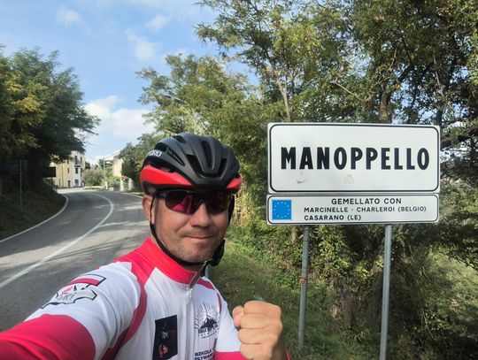 Pedałuje, by pomagać innym. Niezwykła misja rowerzysty z Wysokiej