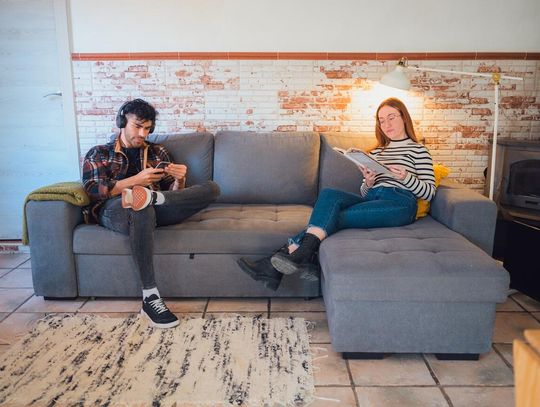 Mały salon, wielkie możliwości - jaki narożnik wybrać do niewielkiego wnętrza?