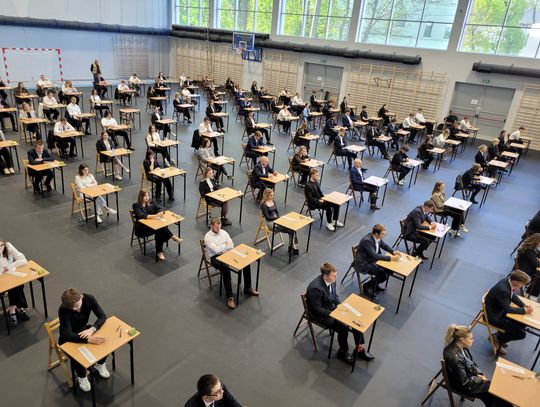 maturzyści piszący egzamin w CKZiU